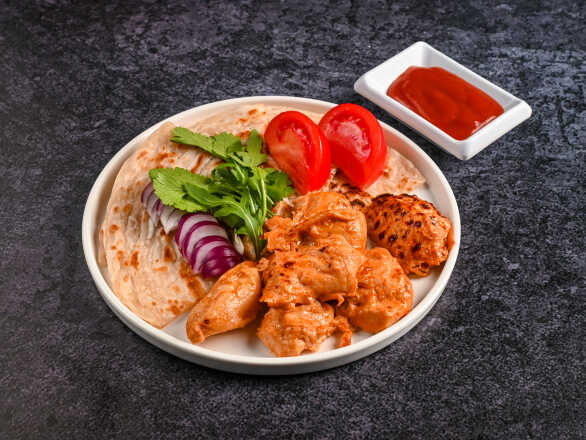 Шашлык из курицы с лепёшкой ротти и острой сальсой